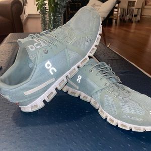 On Cloud Men’s Sz 9